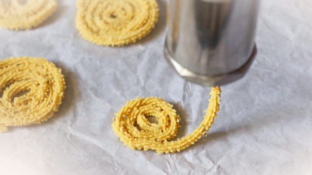 chakli recipe in hindi- इस दिवाली घर पर बनाएं कुरकुरी और स्वादिष्ट चकली