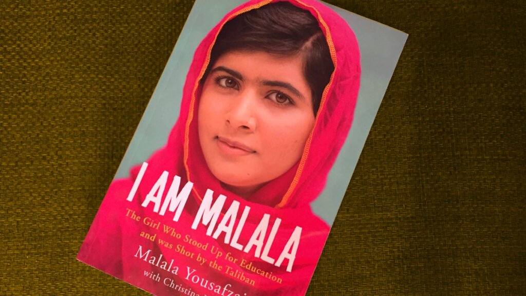 Essay On Malala Yousafzai- मलाला यूसुफजई, एक ऐसा नाम है जो केवल पाकिस्तान में ही नही, बल्कि पूरी दुनिया में शिक्षा के अधिकार और महिलाओं की स्वतंत्रता के संघर्ष के प्रतीक के रूप में जाना जाता है।