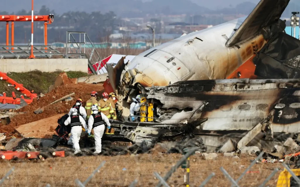 South korea plane crash: दक्षिण कोरिया में लैंडिंग करते समय प्लेन हुआ क्रैश, हादसे में गई 179 लोगों की जान!